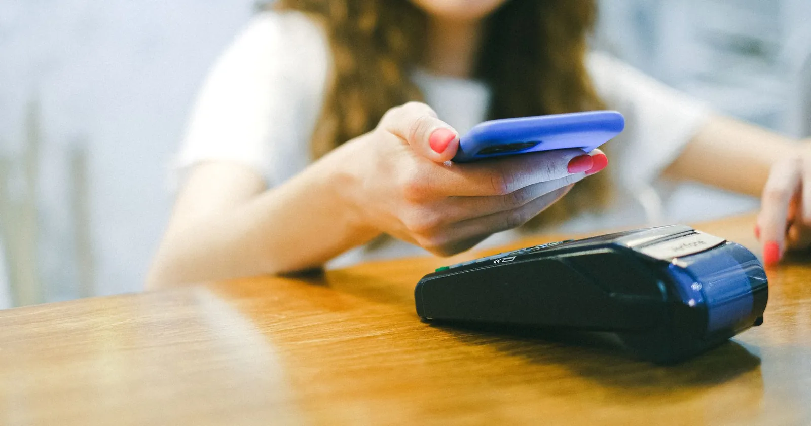 Digital nomad managing a banking app on a phone, best bank account for nomads
