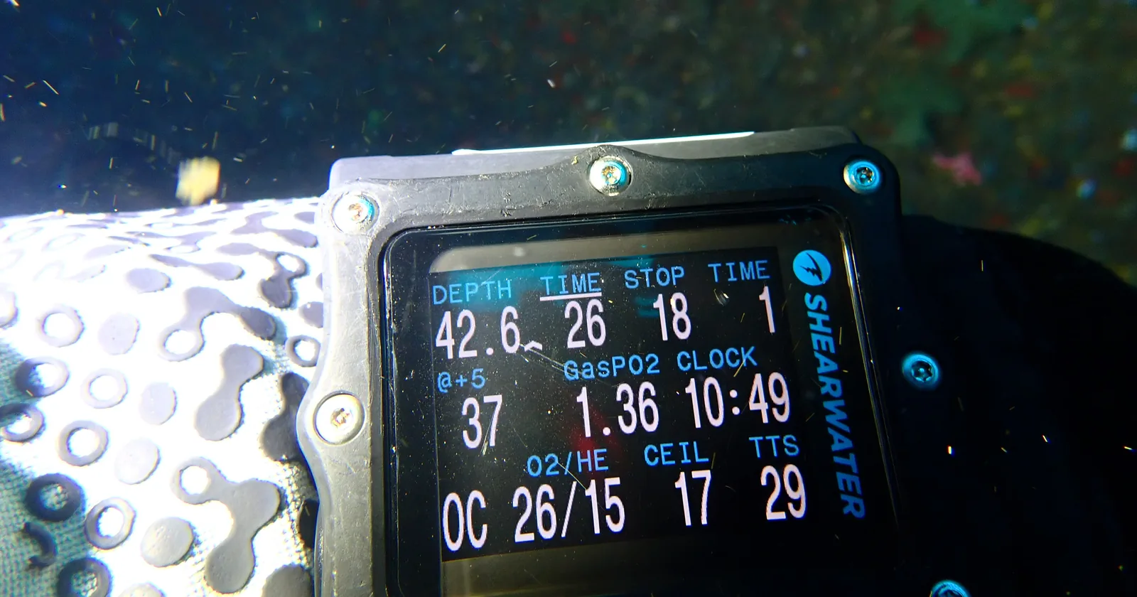 Shearwater Perdix dive computer underwater at 42.6 m on trimix 26/15 showing decompression stops, the trimix capability the Garmin Descent G2 also offers