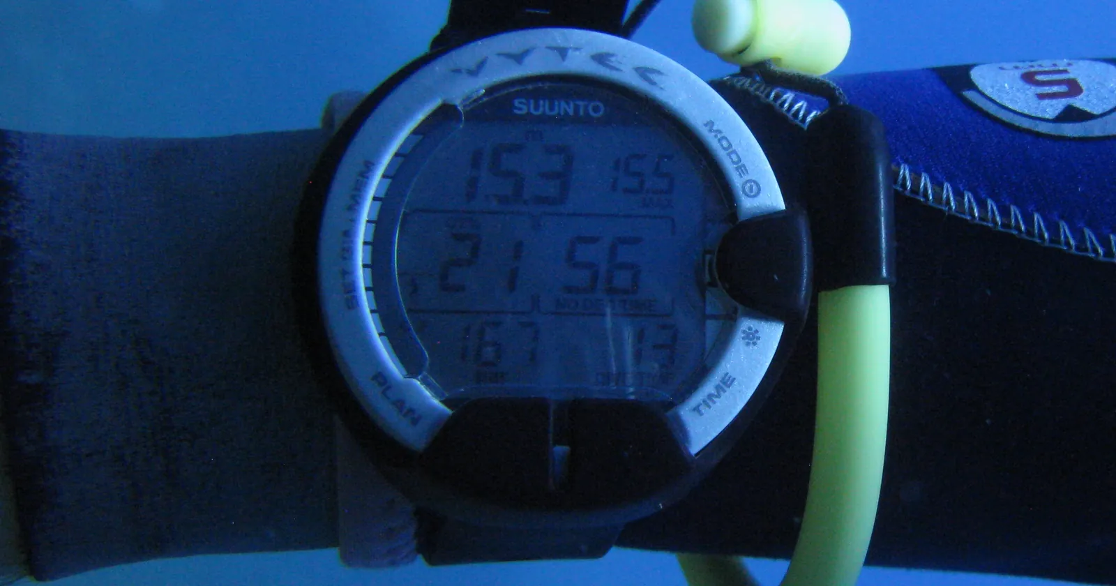 Suunto Vytec dive computer underwater at 15.3 m reading 167 bar of tank pressure