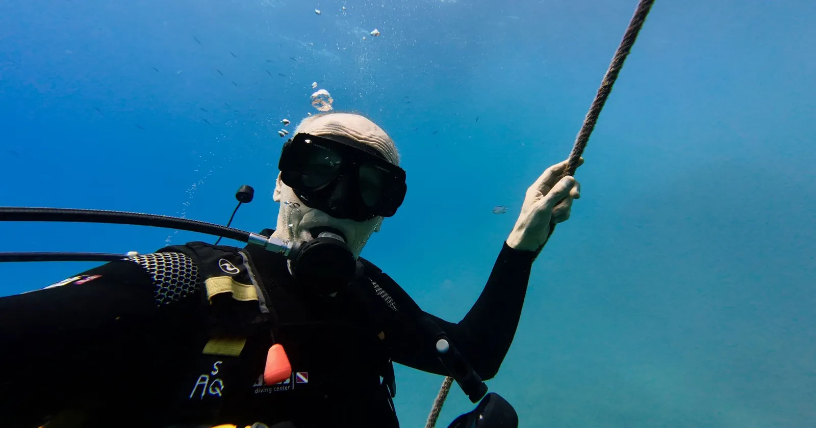 Diver pausing to equalize on descent