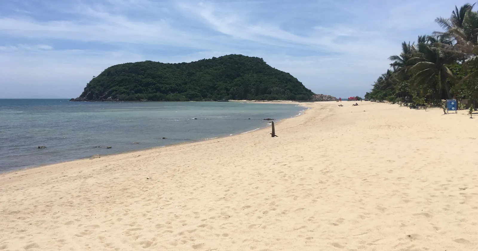 Ko Ma, the small wooded island off Mae Haad beach in the northwest of Koh Phangan, a shore and second-dive site for Koh Phangan diving