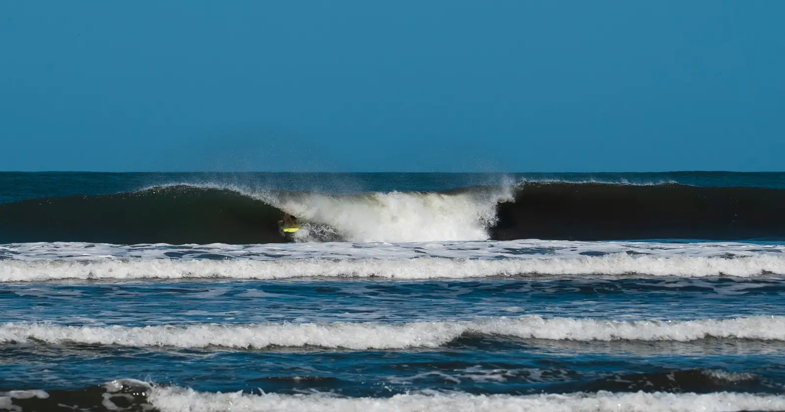 Montanita, surfing