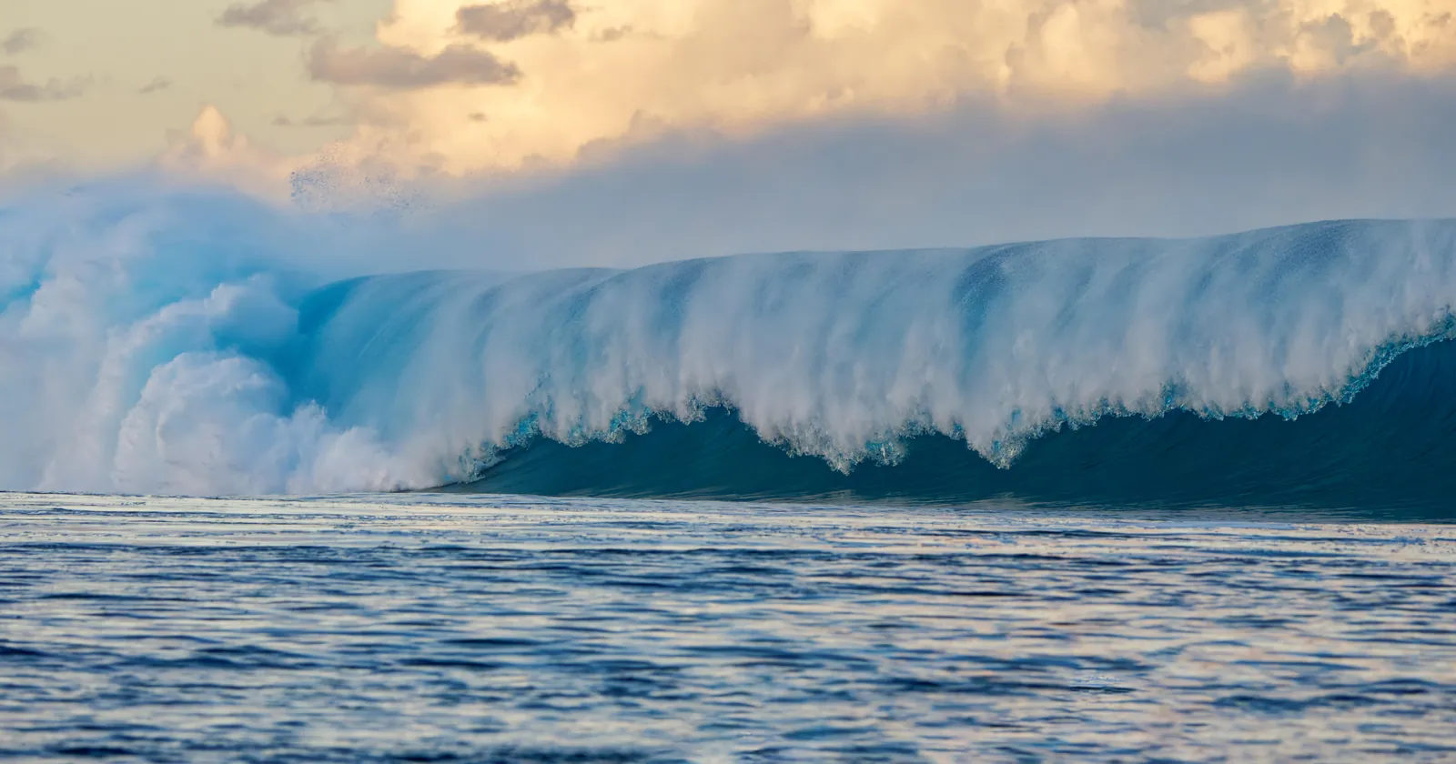 A swell breaking over the coral reef at Teahupo'o on Tahiti Iti, the southern peninsula covered in this Tahiti diving guide